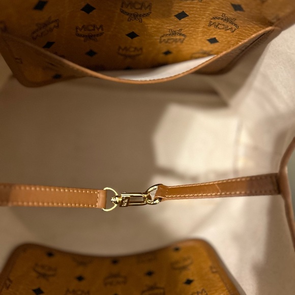 AUTHENTIC MCM TOTE. It’s in EUC. One small call out inside. Clean. Free shipping - Picture 6 of 13